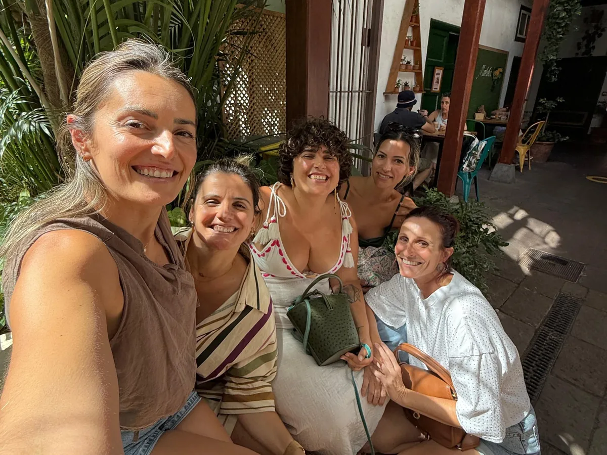Lara con mujeres de su comunidad