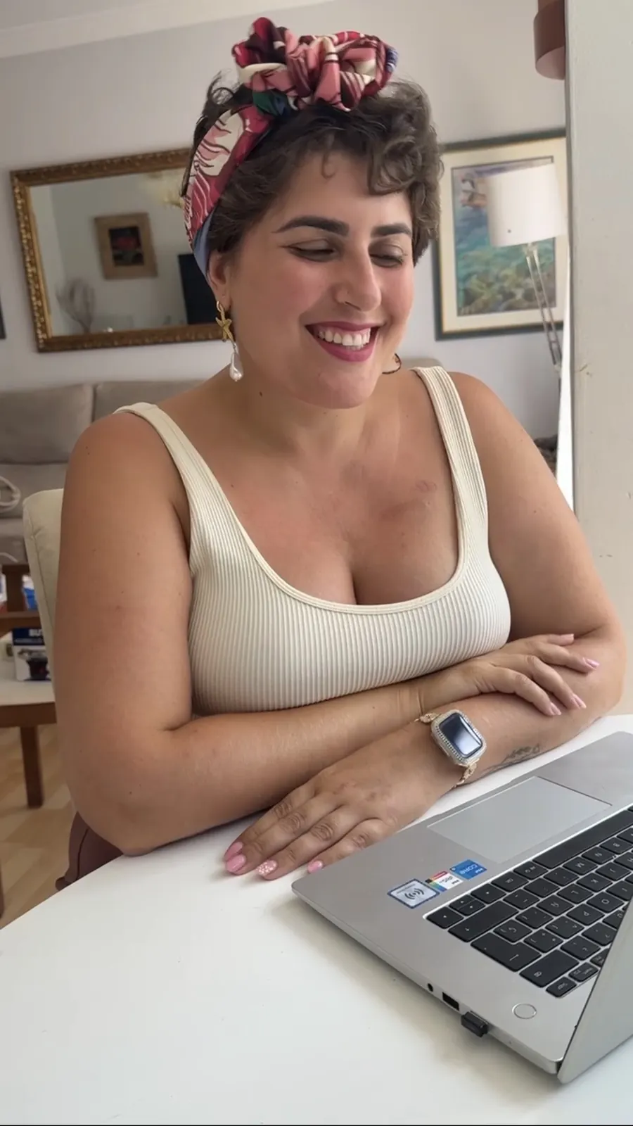Lara Lapuente sonriendo, trabajando con su portátil